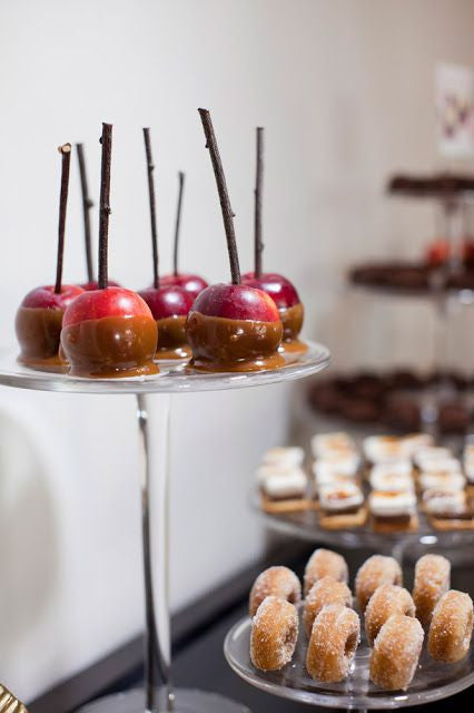 Petite Candy Apples and Apple Cider Donuts for Autumn Weddings